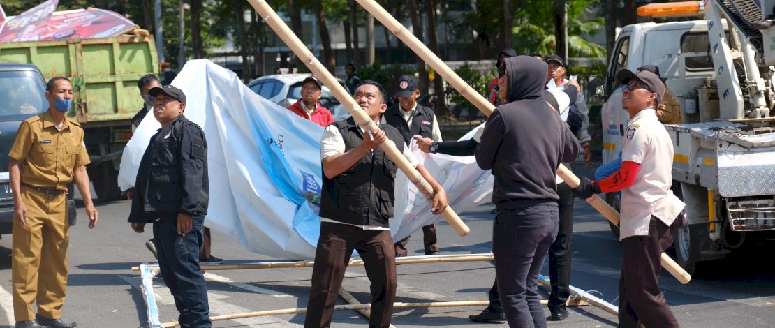 Badan Pendapatan Daerah Kota Makassar kembali menggelar penertiban reklame di beberapa ruas jalan protokol di Kota Makassar, Selasa, 24 Oktober 2023.