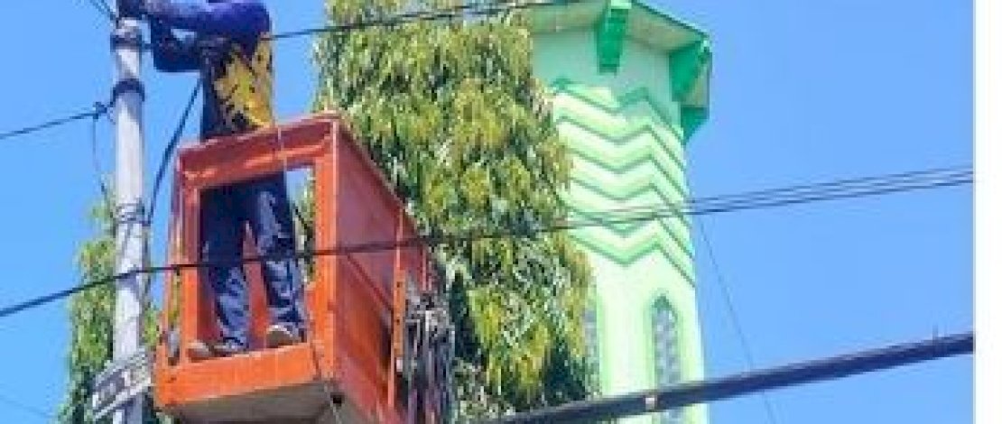 Terima Laporan , Petugas UPT - PJU Dishub Makassar Tanggap Lakukan Pemeliharaan Lampu Jalan
