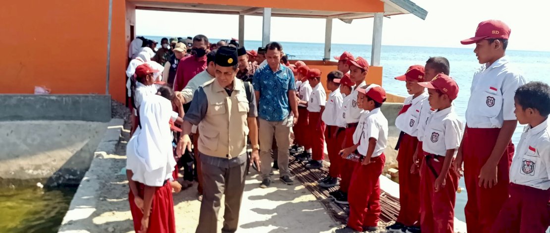 Warga Pulo Madu antusias menyambut kedatangan Wakil Bupati Kepulauan Selayar, Saiful Arif.
