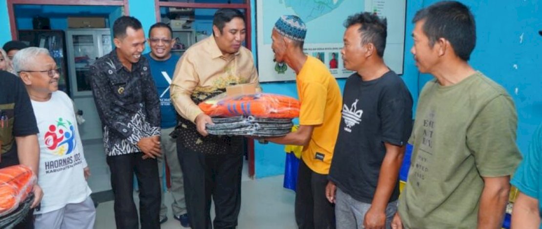 Pemerintah Kabupaten (Pemkab) Maros kembali menyalurkan bantuan peralatan penangkapan kepiting berupa rakkang (alat tangkap kepiting), kompas, dan pelampung kepada nelayan di Desa Marannu, Kecamatan Lau, Jumat (29/09).