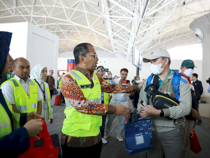 Dinas Pariwisata Makassar Bagikan Pisang Ijo ke Penumpang Garuda Indonesia