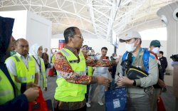 Dinas Pariwisata Makassar Bagikan Pisang Ijo ke Penumpang Garuda Indonesia