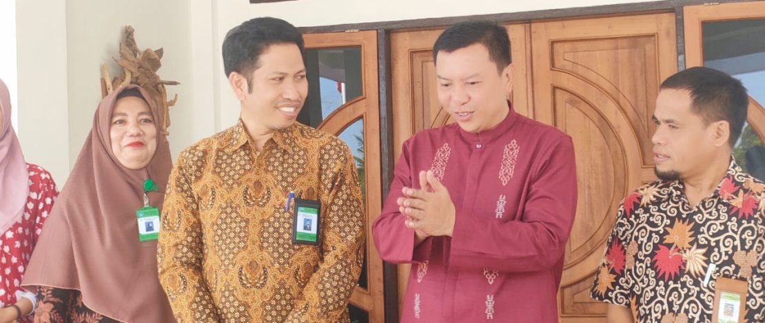 Bupati Kepulauan Selayar, Muh Basli Ali menerima kunjungan Kepala Balai Besar Penjamin Mutu Pendidikan (BBPMP) Kementerian Pendidikan, Kebudayaan, Riset dan Teknologi Provinsi Sulsel, Andi Imran, di kediamannya, Rabu, 25 Oktober 2023.