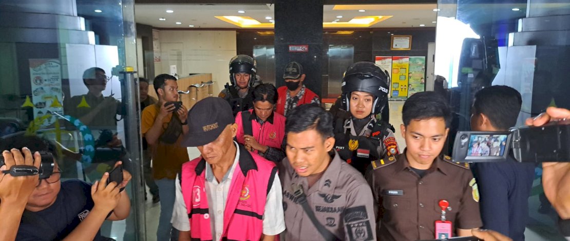 Para tersangka dugaan korupsi pembebasan lahan Bendungan Paselloreng, saat digiring naik ke mobil tahanan.
