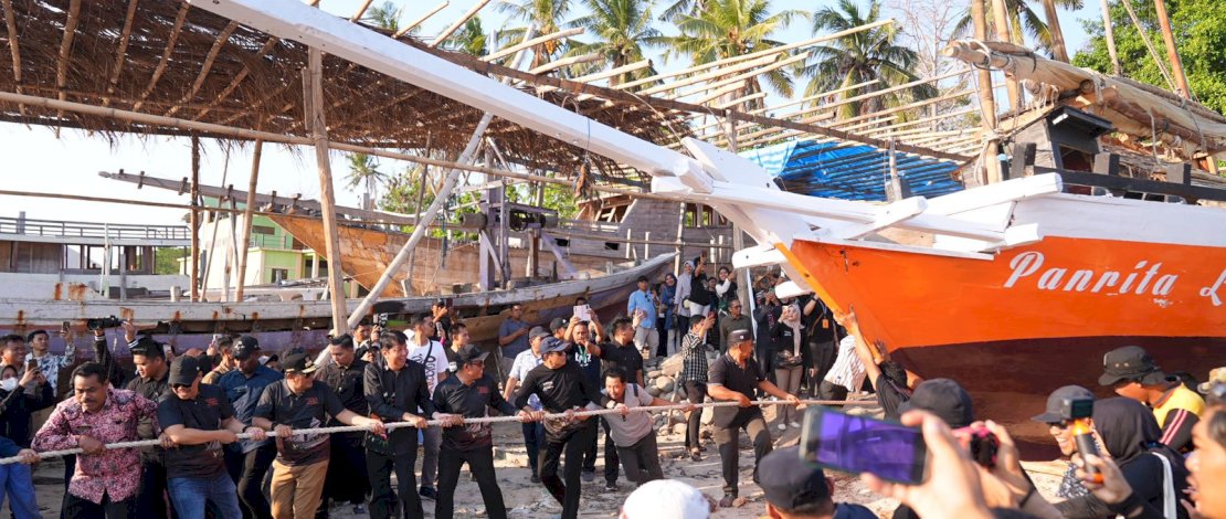 Pj Gubernur Sulsel Bahtiar Baharuddin didampingi Bupati Bulukumba Andi Muchtar Ali Yusuf, dan jajaran Forkopimda Kabupaten Bulukumba, turut serta dalam tradisi Annyorong Lopi.