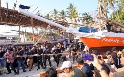 Pj Gubernur Bahtiar Ikut Annyorong Lopi Bersama Warga Bontobahari