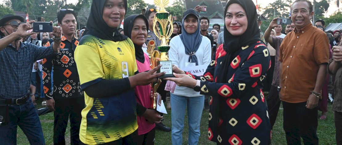 Tim Sidenreng dari Desa Arusu, Kecamatan Malangke Barat, berhasil meraih gelar juara di Open Turnamen Kasti se-Luwu Utara.