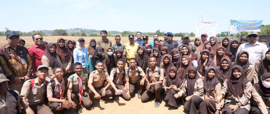 Pj Gubernur Bahtiar Baharuddin, memperingati Hari Sumpah Pemuda, di lokasi budidaya pisang yang terletak di Kecamatan Mare, Kabupaten Bone, Sabtu, 28 Oktober 2023. Pj Gubernur Bahtiar Baharuddin, memperingati Hari Sumpah Pemuda, di lokasi budidaya pisang yang terletak di Kecamatan Mare, Kabupaten Bone, Sabtu, 28 Oktober 2023.