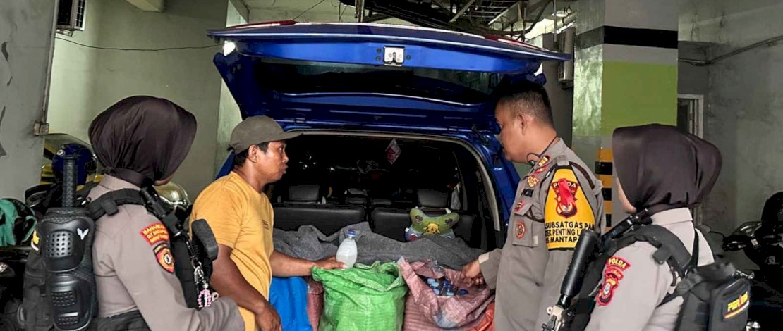 Seorang pria inisial AD (36) kembali ditangkap polisi karena diduga hendak mengedarkan minuman keras (Miras) dari Kabupaten Jeneponto dan akan dijual di Kota Makassar. Seorang pria inisial AD (36) kembali ditangkap polisi karena diduga hendak mengedarkan minuman keras (Miras) dari Kabupaten Jeneponto dan akan dijual di Kota Makassar.