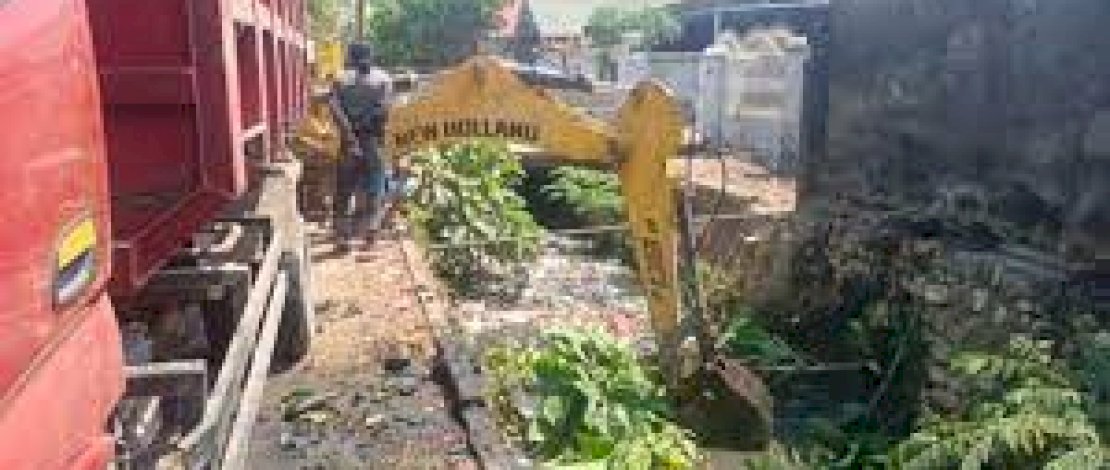 Jaga Kelancaran Aliran Air dan Kebersihan Lingkungan&nbsp; DPU Makassar&nbsp;Bersihkan Kanal Kumala Permai