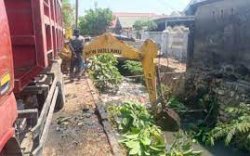 Jaga Kelancaran Aliran Air dan Kebersihan Lingkungan&nbsp; DPU Makassar&nbsp;Bersihkan Kanal Kumala Permai