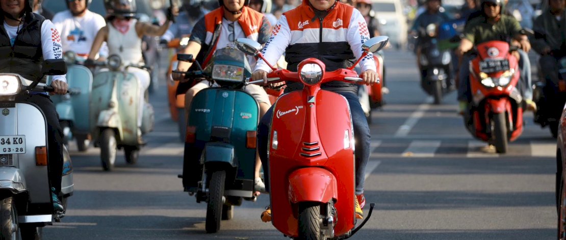 Peringati Hari Sumpah Pemuda, Danny-Fatma Keliling Makassar Naik Vespa Bareng Skuteris se-Sulsel