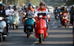 Peringati Hari Sumpah Pemuda, Danny-Fatma Keliling Makassar Naik Vespa Bareng Skuteris se-Sulsel