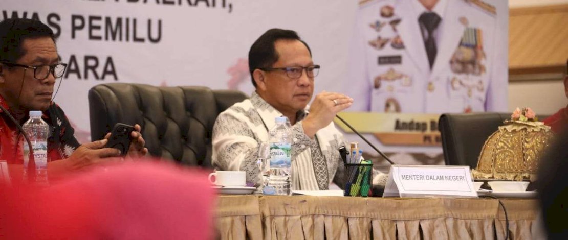 Mendagri Tito Karnavian saat konferensi pers seusai Rapat Koordinasi Mendagri kepada Kepala Daerah Se-Provinsi Sulawesi Tenggara, di Hotel Claro Kendari, Sabtu, 28 Oktober 2023.