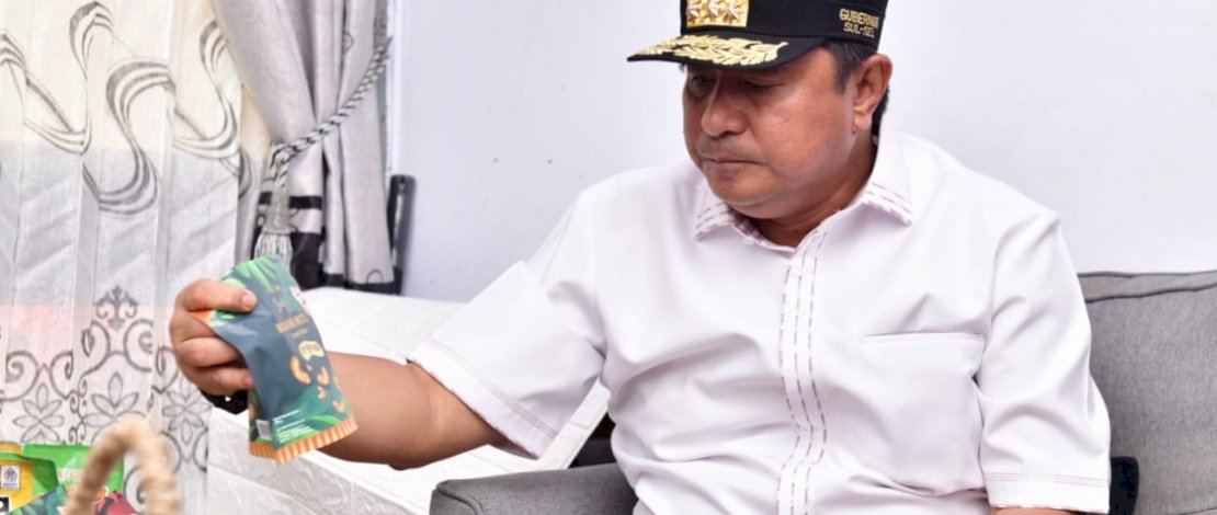 Bahtiar Baharuddin saat berkunjung ke pelaku industri mete PT. Bunly Abadi Bersama, di Kompleks Perdos Unhas Blok H-20 Tamalanrea, Minggu, 29 Oktober 2023.