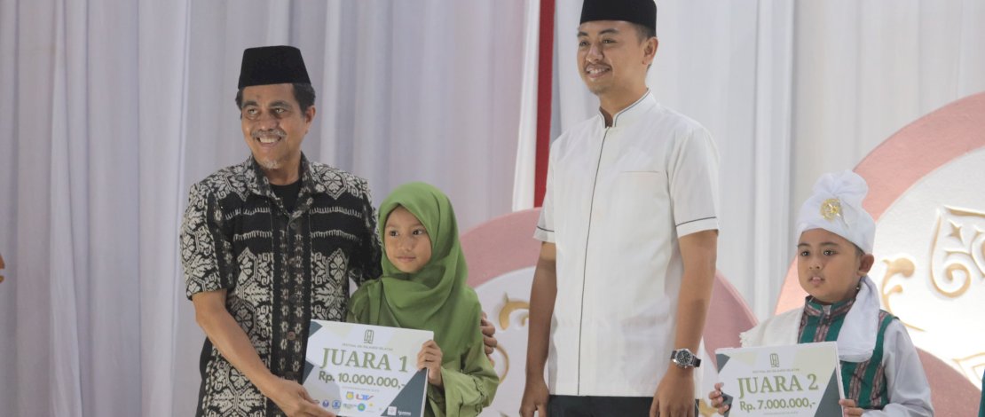 Wabup Saiful Arif menyerahkan hadiah kepada juara Festival Da'i Tingkat Provinsi Sulsel.