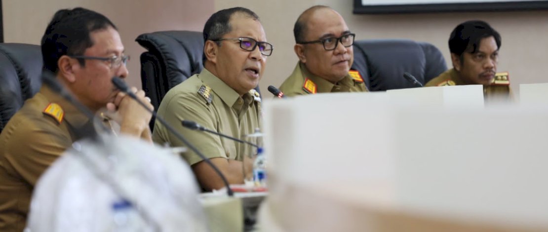 Danny Pomanto memimpin Rapat Pemantapan Persiapan HUT Kota Makassar ke-416, di Ruang Sipakatau Balai Kota Makassar, Senin, 30 Oktober 2023.