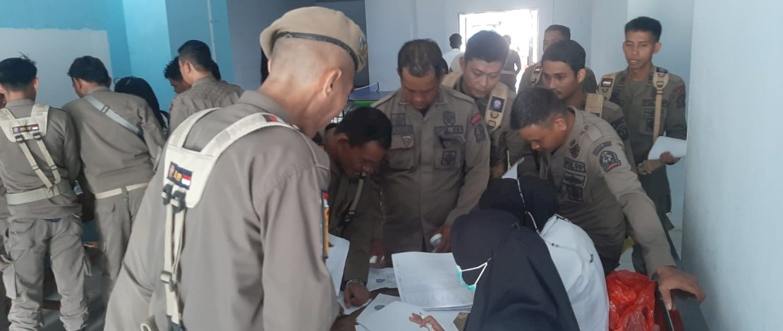 Sebanyak 510 tenaga Kontrak dan 63 Pegawai Negeri Sipil  Satuan Polisi Pamong Praja (Satpol-PP) Kabupaten Bone mendadak dilakukan tes urine.