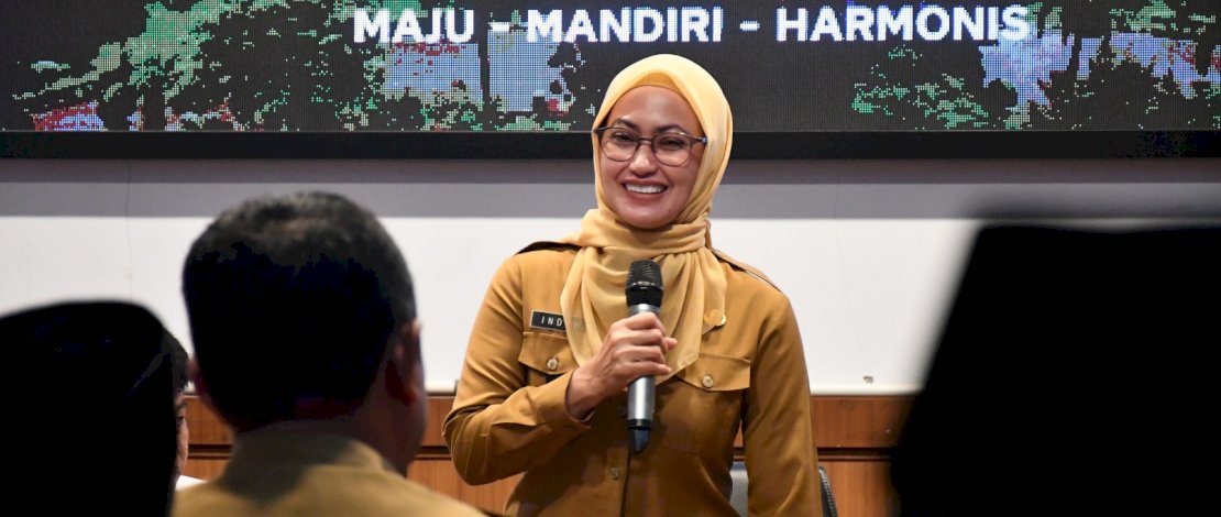 Bupati Indah Serahkan SK Pensiun ke 17 PNS di Lutra