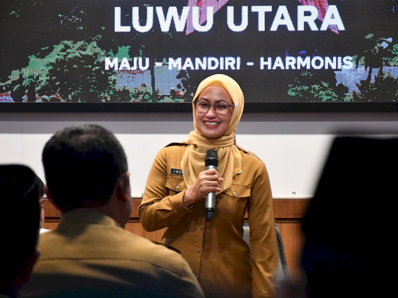 Bupati Indah Serahkan SK Pensiun ke 17 PNS di Lutra
