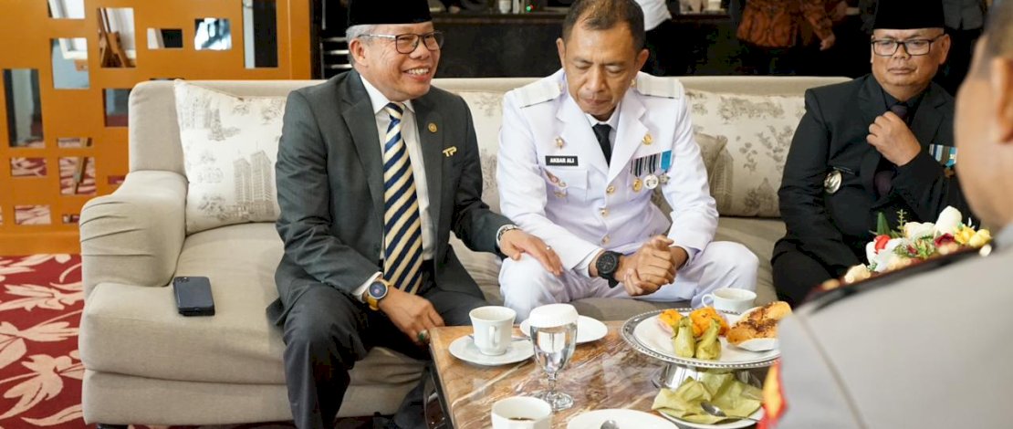 Taufan Pawe bersama Pj Wali Kota Parepare, Akbar Ali, di Baruga Lounge, Kantor Gubernur Sulsel. Taufan Pawe bersama Pj Wali Kota Parepare, Akbar Ali, di Baruga Lounge, Kantor Gubernur Sulsel.