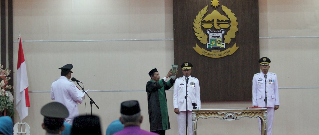 Pj Gubernur Sulsel Bahtiar Baharuddin, melantik Baba sebagai Pj Bupati Enrekang dan Akbar Ali sebagai Pj Wali Kota Parepare, di Ruang Pola Kantor Gubernur Sulsel, Selasa, 31 Oktober 2023. Pj Gubernur Sulsel Bahtiar Baharuddin, melantik Baba sebagai Pj Bupati Enrekang dan Akbar Ali sebagai Pj Wali Kota Parepare, di Ruang Pola Kantor Gubernur Sulsel, Selasa, 31 Oktober 2023.