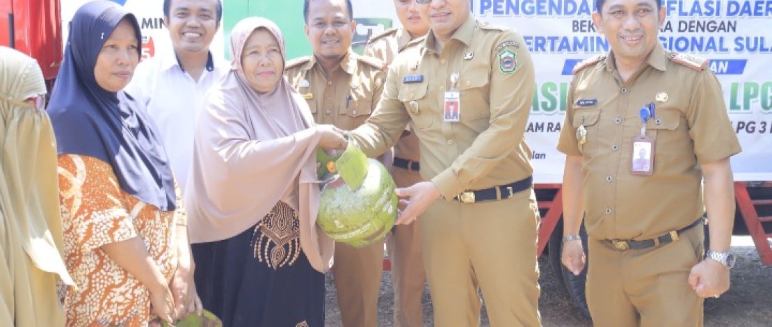 Sekretaris Daerah Kabupaten Takalar, H. Muh. Hasbi, S.STP., MAP, menghadiri pelaksanaan Gerakan Pangan Murah dan Operasi Pasar Gas Elpiji 3 KG yang digelar di Pelataran Kantor Desa Pannyakalang, Kecamatan Marbo.