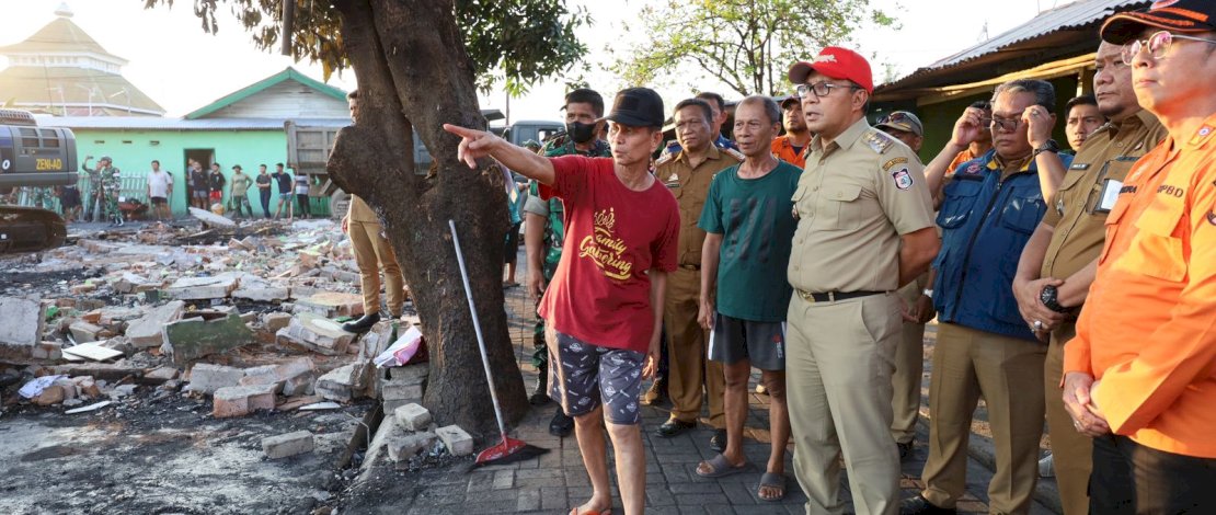 Danny Pomanto meninjau SMP 8 Makassar yang terbakar akibat korsleting listrik.