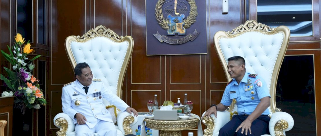 Penjabat (Pj) Gubernur Sulsel, Bahtiar Baharuddin, menerima audiensi dari Panglima Komando Operasi Udara (Pangkoopsud) II yang baru, Marsekal Muda (Marsda) TNI Budhi Achmadi, di Kantor Gubernur Sulsel, Selasa, 31 Oktober 2023.