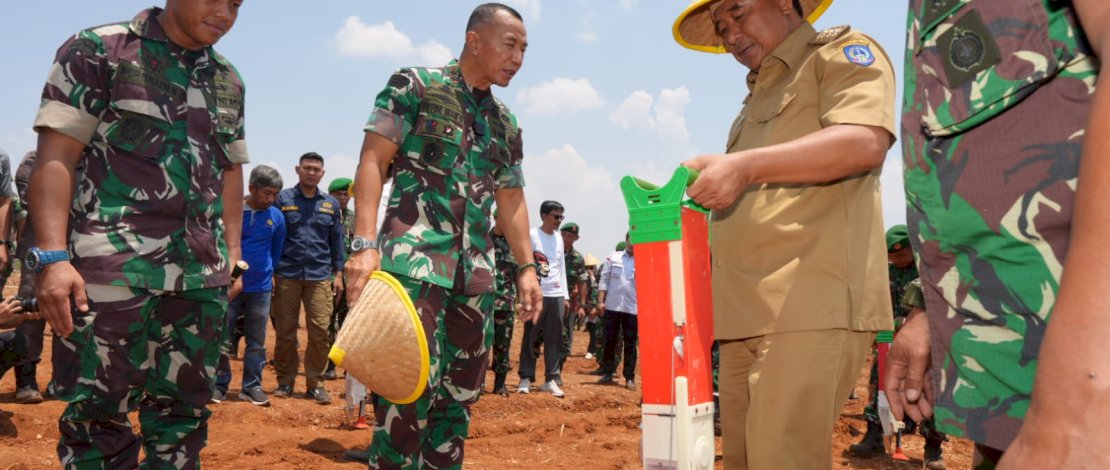 Pangdam XIV Hasanuddin Totok Imam Santoso bersama Pj Gubernur Bahtiar, di sela Pelaksanaan Gerakan Nasional Ketahanan Pangan yang dipusatkan di Kelurahan Tamarunang, Kecamatan Somba Opu, Rabu, 1 November 2023.
