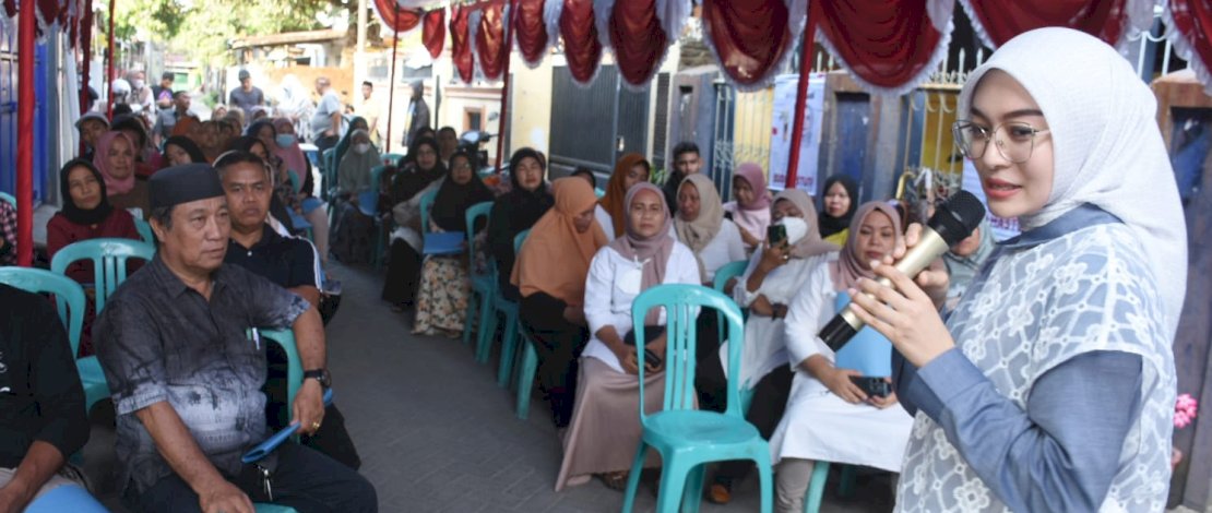 Budi Hastuti saat melaksanakan reses di titik keenam di Jalan Manuruki 2, Lorong 8B RT 01 RW 08, Kelurahan Mangasa, Kecamatan Tamalate, Rabu, 1 November 2023.