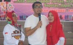 Mario David Meriahkan Jalan Santai SMAGA Makassar dengan Kenangan dan Sumbangan Pribadi