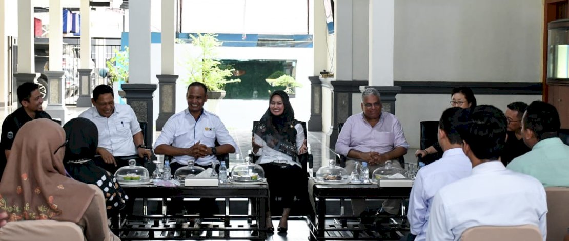 Bupati Luwu Utara, Indah Putri Indriani, menerima kunjungan Tim International Fond For Agricultural Development (IFAD), di Rumah Jabatan Bupati Luwu Utara, Rabu sore, 1 November 2023.