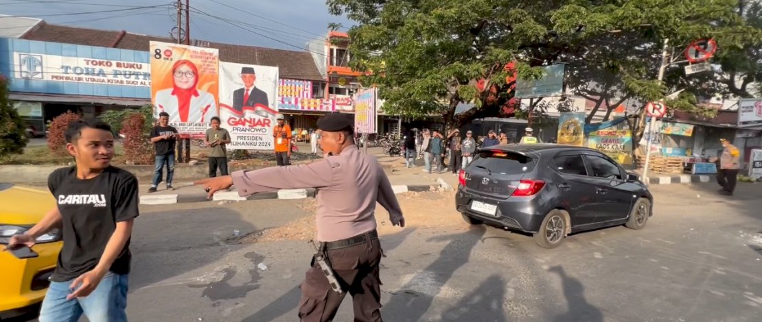 Polisi turun mengawal unjuk rasa yang mengakibatkan kemacetan parah di jalan. Polisi turun mengawal unjuk rasa yang mengakibatkan kemacetan parah di jalan.