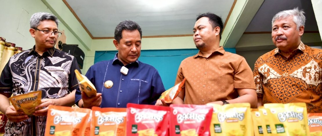 Penjabat (Pj) Gubernur Sulsel, Bahtiar Baharuddin, saat bertemu dengan seorang wirausaha muda yang kripik pisangnya sudah masuk di 1.000 ritel dan telah diekspor ke Hongkong.