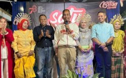 Rudianto Lallo Berbaur dengan Warga pada Pesta Rakyat Bitoa