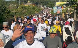 Rudianto Lallo Gugah Kepedulian Alumni di Jalan Sehat IKA Pesantren Guppi