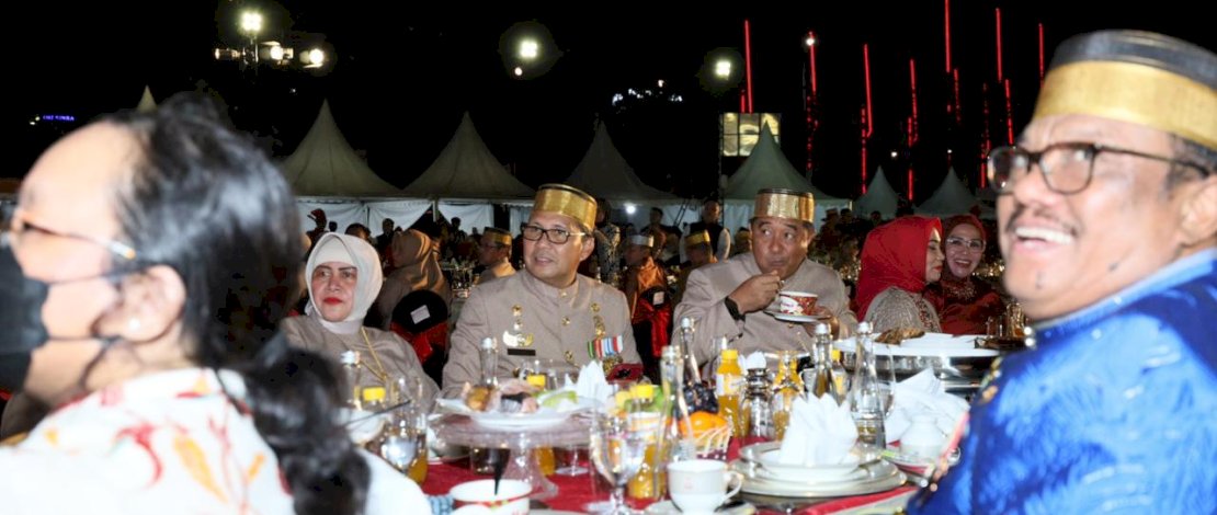 Gala Dinner HUT Makassar Bertabur Budaya, Berlatar Mahakarya Pinisi dan Tongkonan
