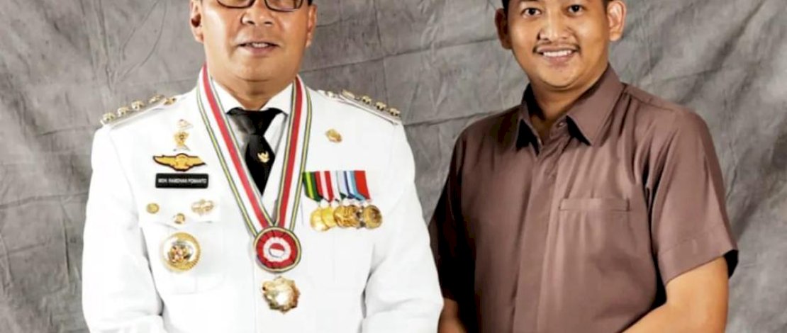 Berdedikasi, Fotografer Ari Hanggara di Anugerahi Penghargaan Pegawai Teladan dari Pemkot Makassar