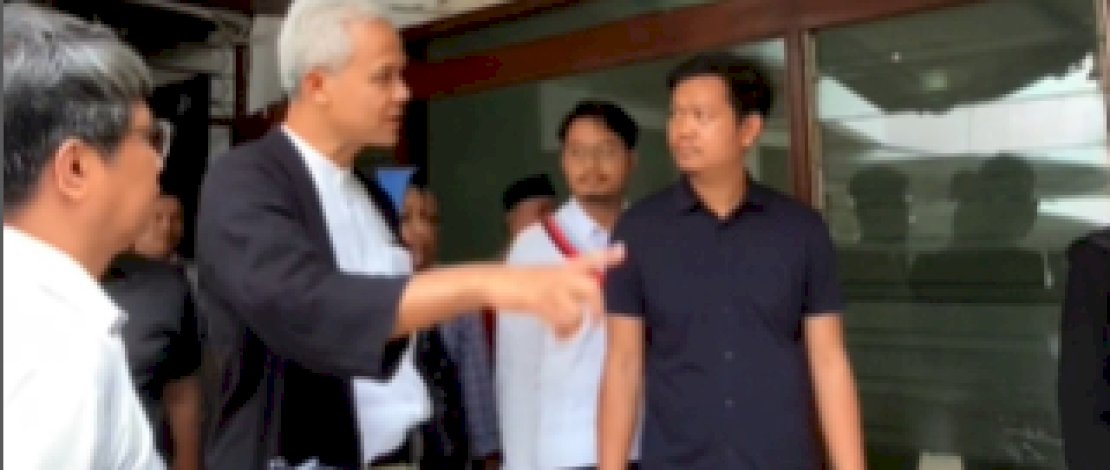 Bakal Calon Presiden Ganjar Pranowo mengunjungi Sekretariat Tim Pemenangan Daerah (TPD) Ganjar-Mahfud Sulsel yang berlokasi di Jalan Jenderal Sudirman, Kota Makassar, pada Sabtu, 4 November 2023 Bakal Calon Presiden Ganjar Pranowo mengunjungi Sekretariat Tim Pemenangan Daerah (TPD) Ganjar-Mahfud Sulsel yang berlokasi di Jalan Jenderal Sudirman, Kota Makassar, pada Sabtu, 4 November 2023