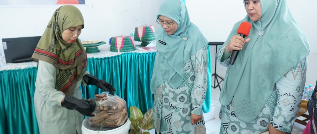 Pj Ketua TP PKK Takalar, Sri Astuti Thamrin Setiawan S. Si, M. Stat, Ph.D, menghadiri dan membuka acara sosialisasi pengelolaan sampah. 