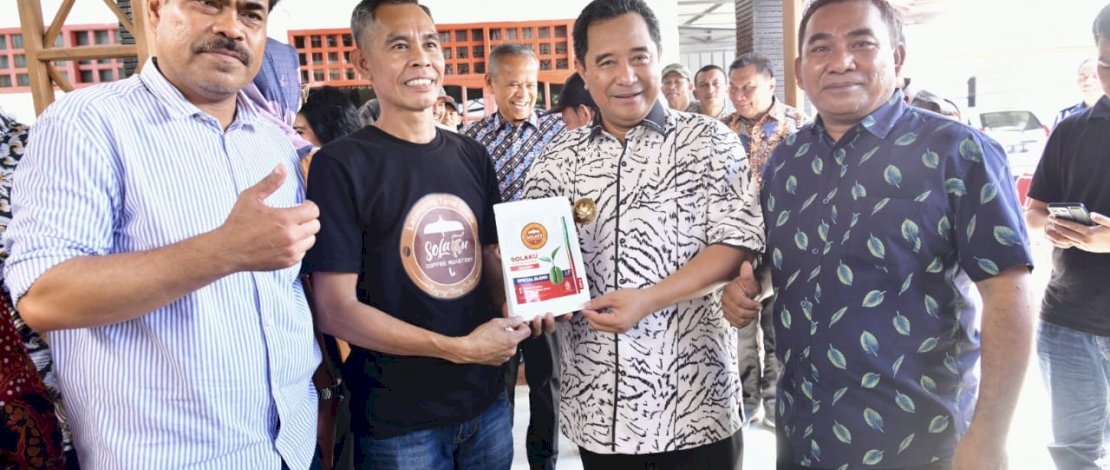 Penjabat Gubernur Sulsel, Bahtiar Baharuddin dan Bupati Luwu Basmin Mattayang, melakukan kunjungan ke Kelurahan Larompong, Kecamatan Larompong, Minggu, 5 November 2023.
