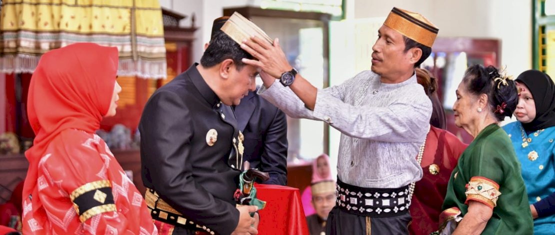 Bahtiar Baharuddin Dihadiahi Keris Sapukala Saat Berkunjung ke Kedatuan Luwu