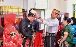 Bahtiar Baharuddin Dihadiahi Keris Sapukala Saat Berkunjung ke Kedatuan Luwu