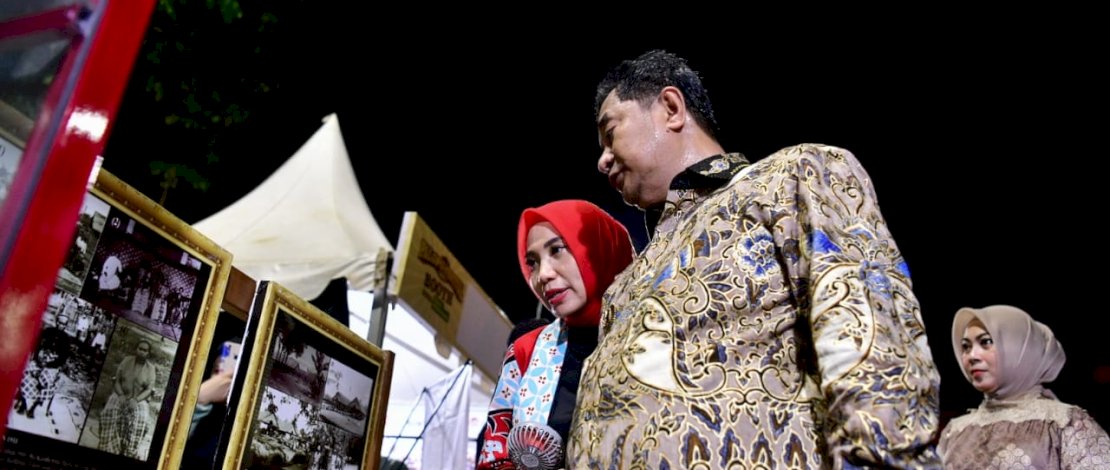 Pj Gubernur Bahtiar Baharuddin bersama Pj Ketua TP PKK Sulsel Sofha Marwah, melihat lukisan di Palopo Art Festival.