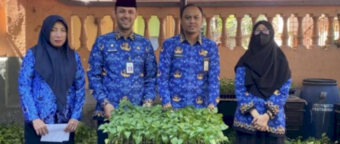 Aswin Kartapati Harun dan Manggala Putra Terima&nbsp;Bantuan Bibit Cabe untuk Pengembangan&nbsp;Longwis di Kecamatan Bontoala