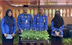Aswin Kartapati Harun dan Manggala Putra Terima&nbsp;Bantuan Bibit Cabe untuk Pengembangan&nbsp;Longwis di Kecamatan Bontoala