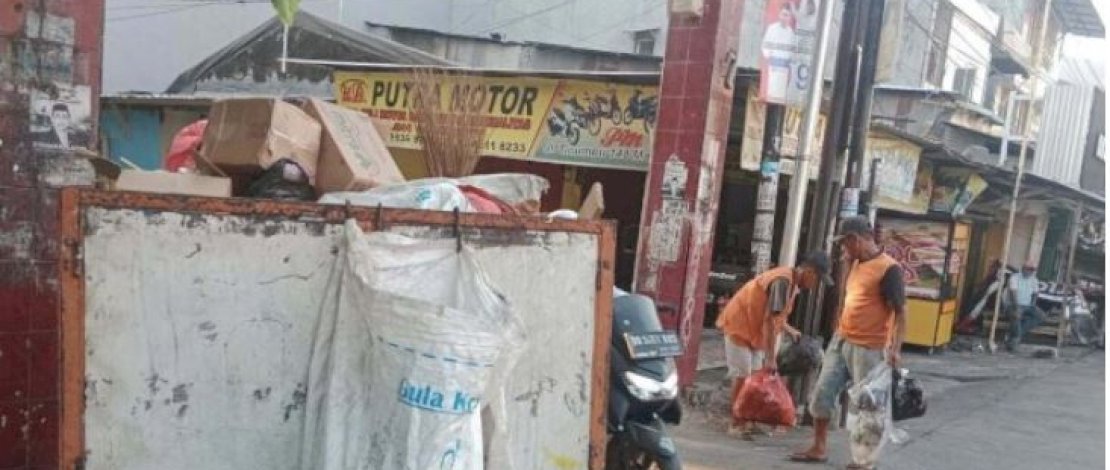 Lurah Bahtiar, Pantau Aktivitas Petugas Kebersihan di Kelurahan Layang, Bontoala