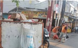 Lurah Bahtiar, Pantau Aktivitas Petugas Kebersihan di Kelurahan Layang, Bontoala