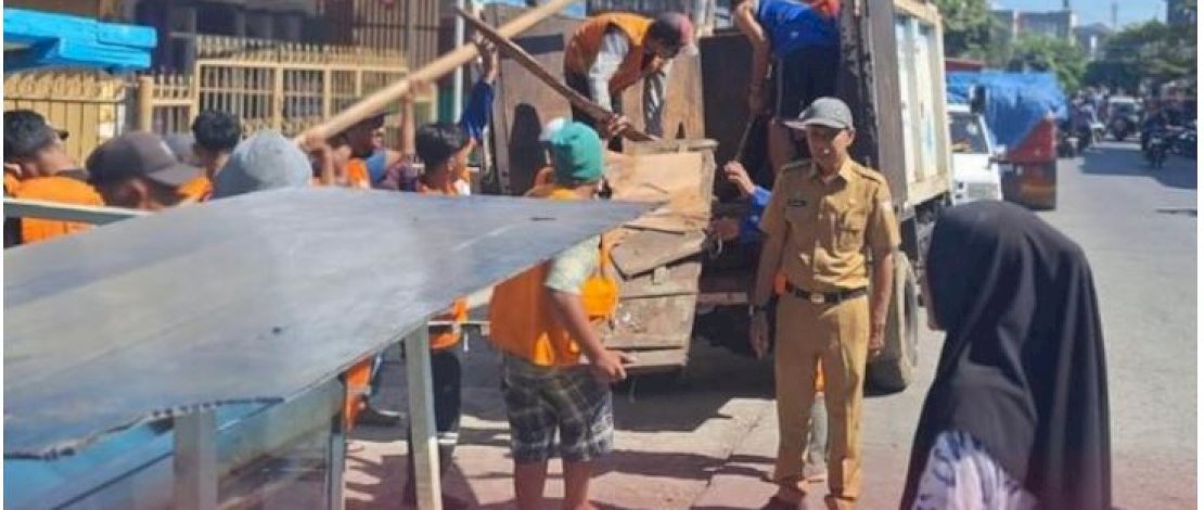 Lurah Parang Layang Bersama Petugas Melakukan Penertiban dan Pembongkaran Lapak PK5 di Jalan Tinumbu